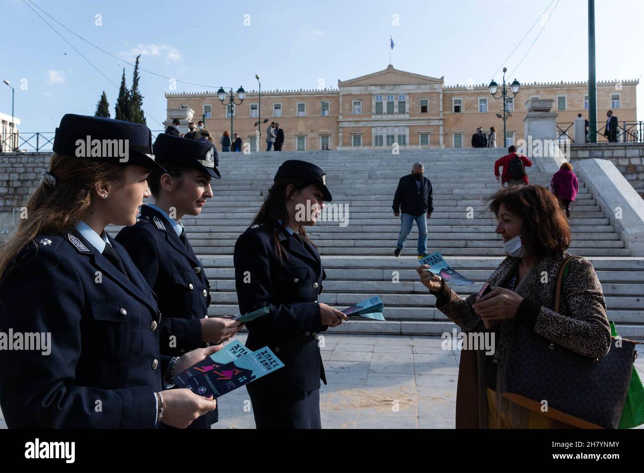 Atene, Grecia. 25 Nov 2021. Poliziewomen dare volantini ai passanti in occasione della Giornata Internazionale per l'eliminazione della violenza contro le donne ad Atene, Grecia, 25 novembre 2021. Credit: Marios Lolos/Xinhua/Alamy Live News Foto Stock