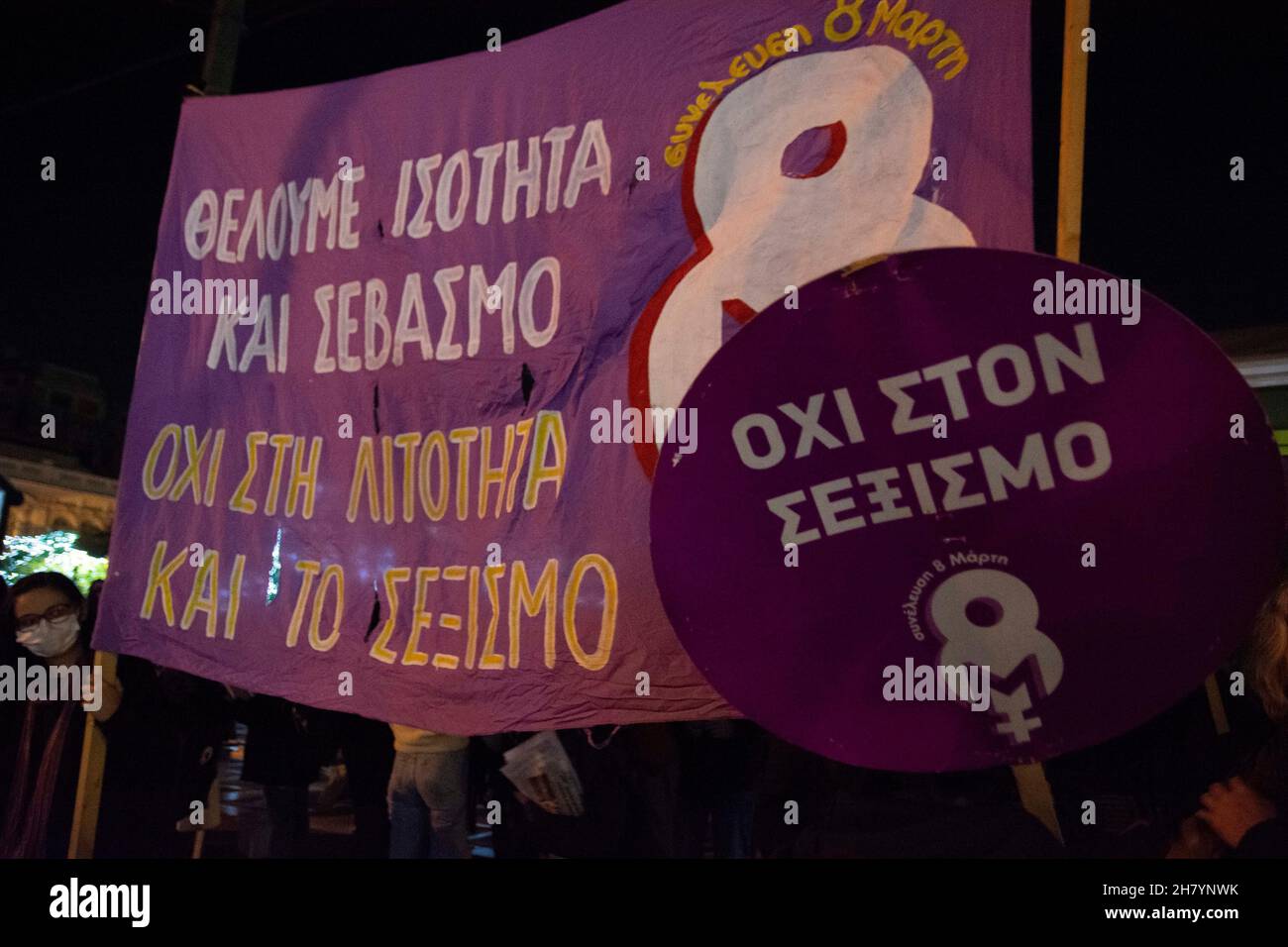 Atene, Grecia. 25 Nov 2021. I manifestanti hanno striscioni e cartelli e marciano gridando slogan contro la violenza di genere. Migliaia di persone sono scese in piazza in occasione della Giornata Internazionale per l'eliminazione della violenza contro le donne. (Credit Image: © Nikolas Georgiou/ZUMA Press Wire) Foto Stock