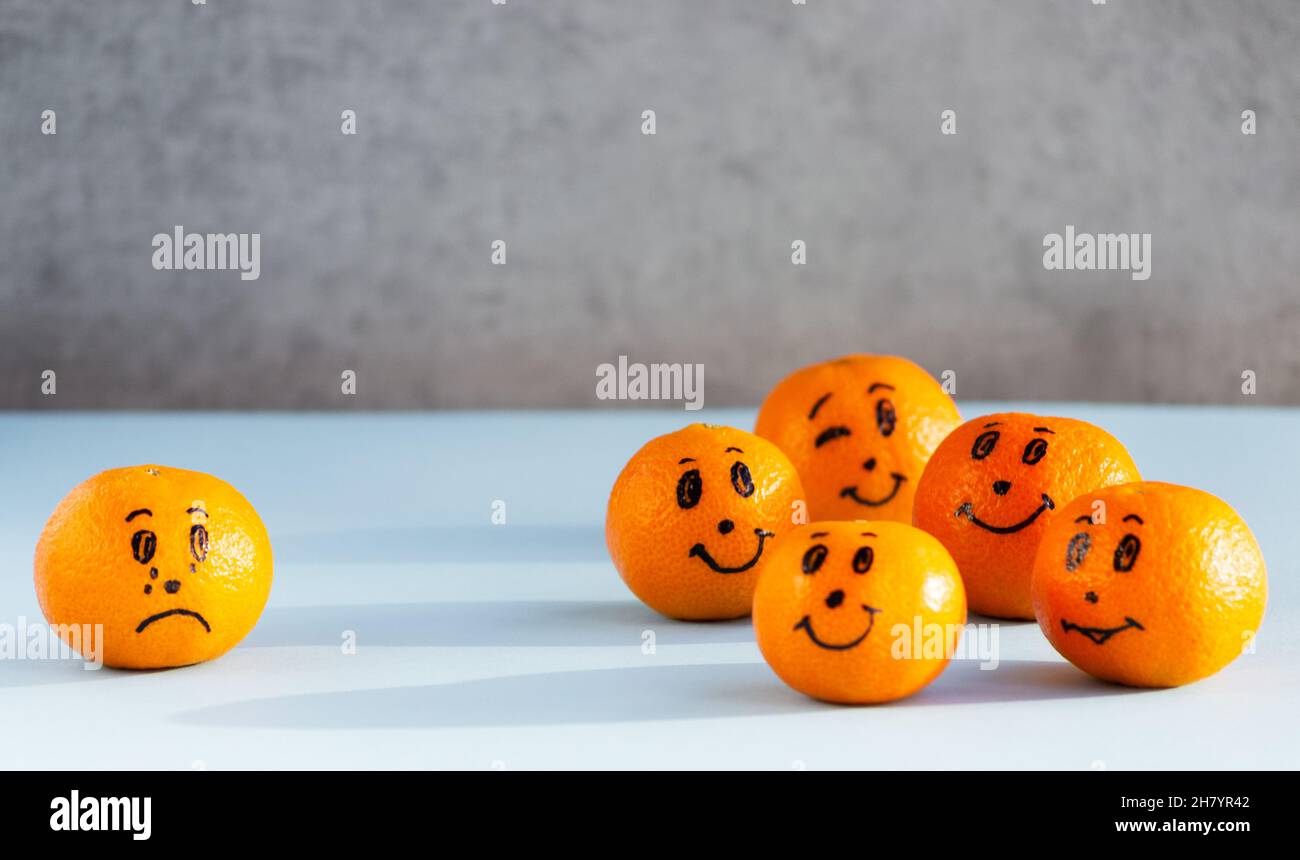 Mandarino con facce dipinte, agrumi, mandarino emoji, conte di bullismo Foto Stock