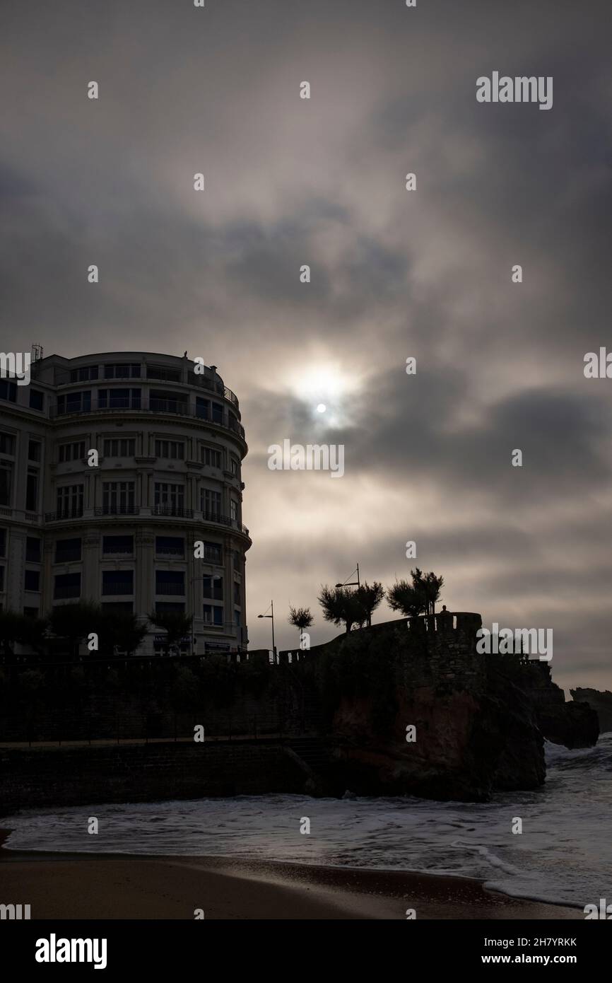 Luce scura sul Grand Plage, Biarritz, Francia Foto Stock