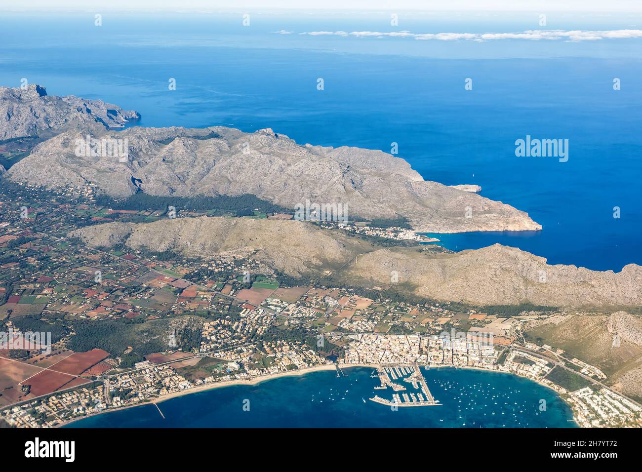 Port de Pollenca sul porto turistico di Maiorca con barche vacanze foto aeree in Spagna turismo Foto Stock