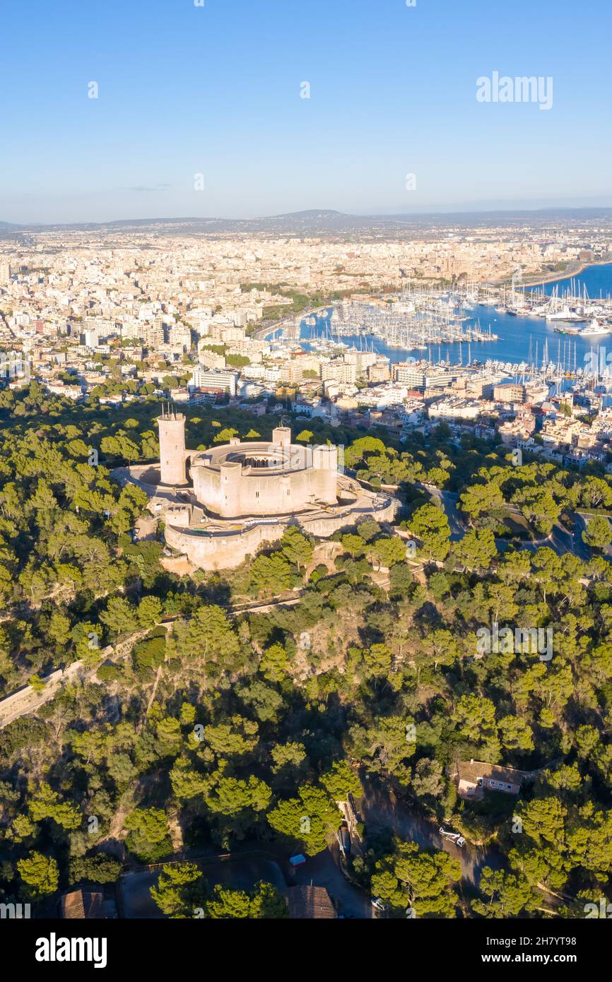 Castell de Bellver castello con Palma de Mallorca e porto viaggio viaggio vacanze vacanza aereo foto formato ritratto in Spagna Foto Stock