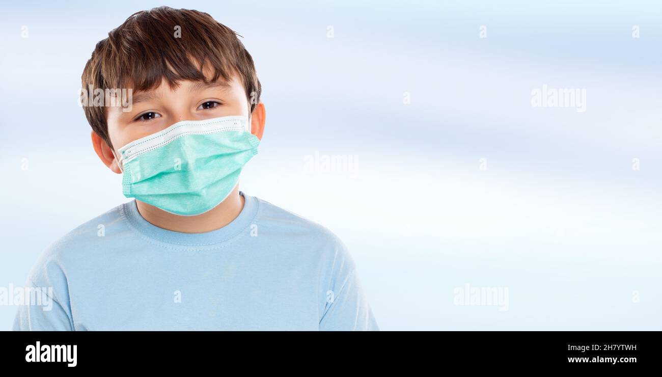 Bambino bambino bambino bambino bambino ragazzo indossare maschera viso contro Coronavirus Corona Virus COVID-19 Covid ritratto con copyspace copia banner spazio Foto Stock