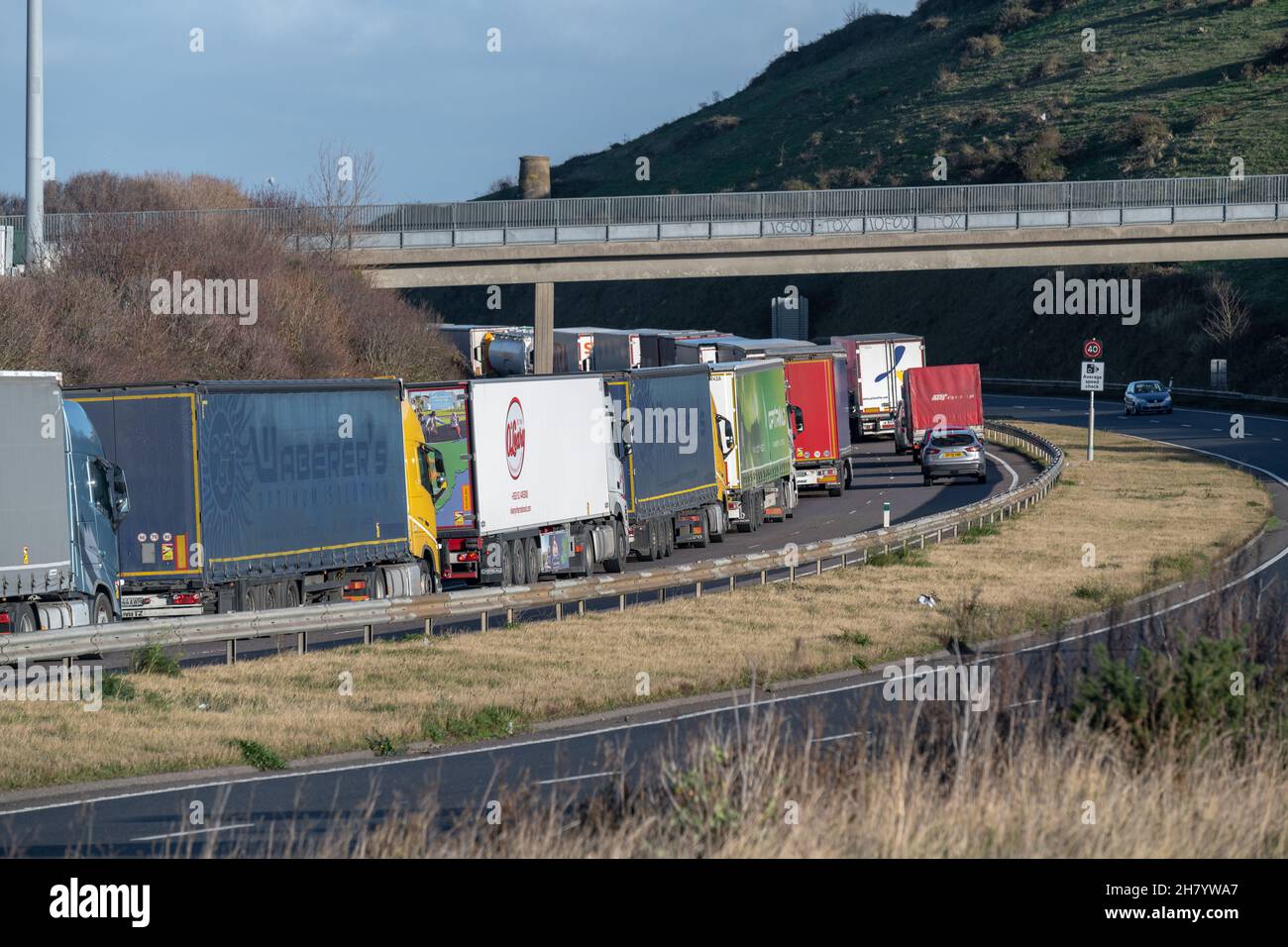 Una fila lunga 2 miglia nel porto di dover per HGVs, 2021 novembre, Kent, Regno Unito Foto Stock