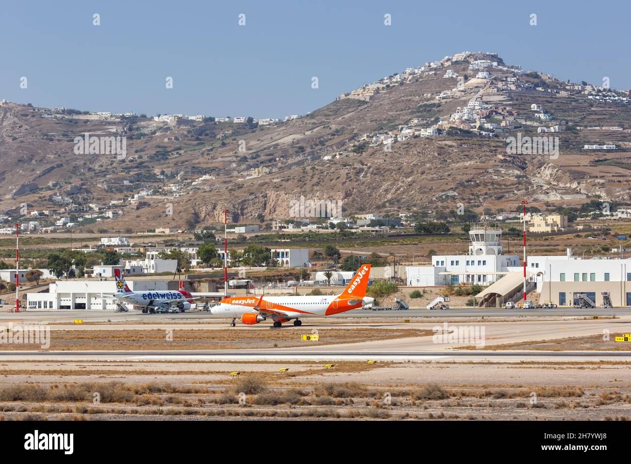 Santorini, Grecia - 4 agosto 2021: EasyJet Airbus A320 aereo all'aeroporto di Santorini (JTR) in Grecia. Foto Stock