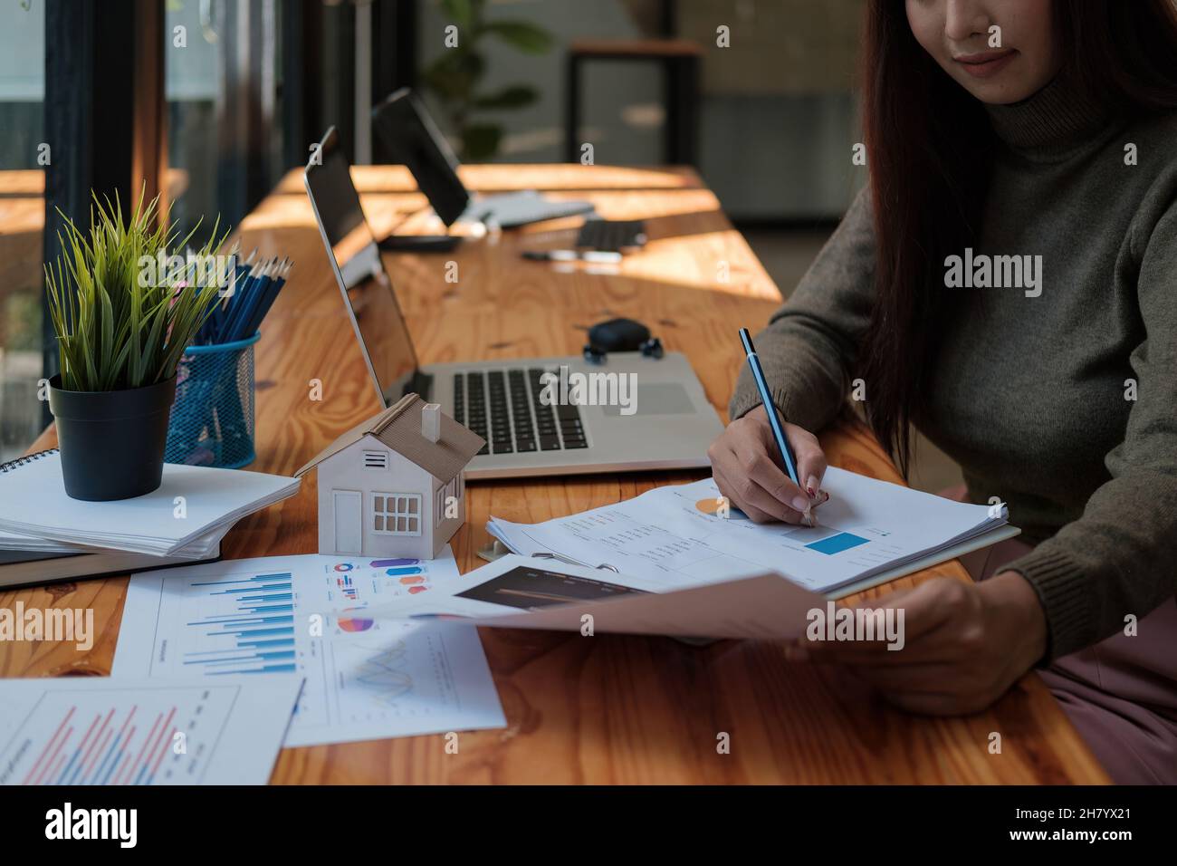 Business Woman finanziamento contabilità concetto bancario, imprenditore che fa finanze e calcolare il costo per gli investimenti immobiliari e in altri, le tasse Foto Stock