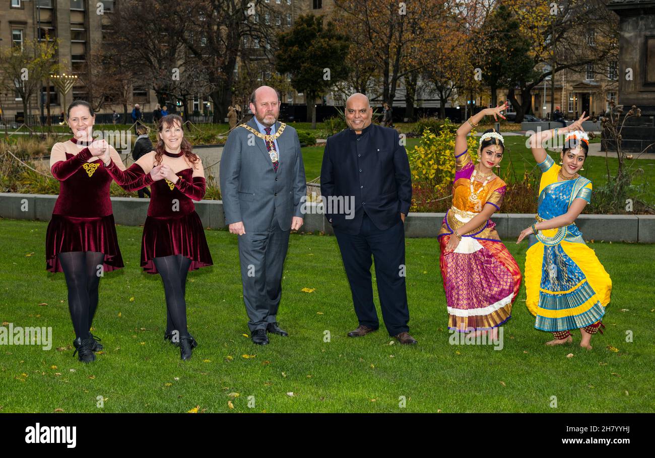 Lancio di Diwali con ballerini irlandesi e indiani, Frank Ross, Lord Provost & Rajnish Singh, presidente di Edimburgo Diwali, Scozia, Regno Unito Foto Stock