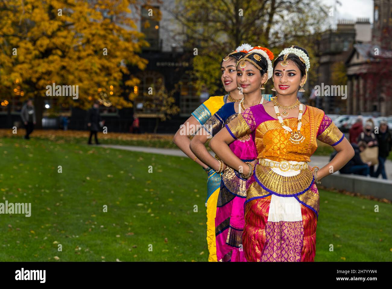 Le donne indiane posano in abito tradizionale per il lancio del festival Diwali a St Andrew Square, Edimburgo, Scozia, Regno Unito Foto Stock