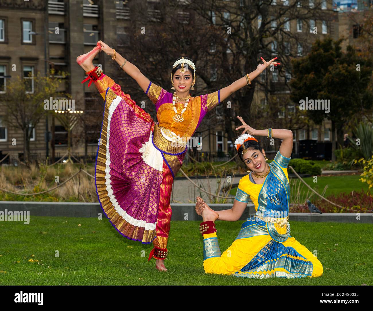Le donne indiane posano in abito tradizionale per il lancio del festival Diwali a St Andrew Square, Edimburgo, Scozia, Regno Unito Foto Stock