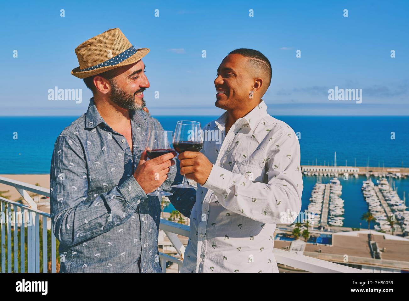 una coppia gay con un bicchiere di vino Foto Stock