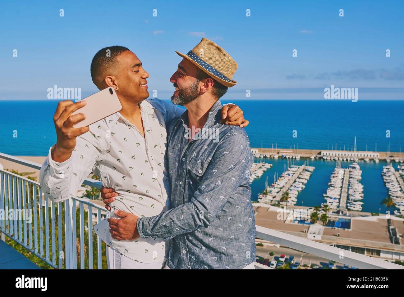 una coppia gay che usa un telefono cellulare Foto Stock