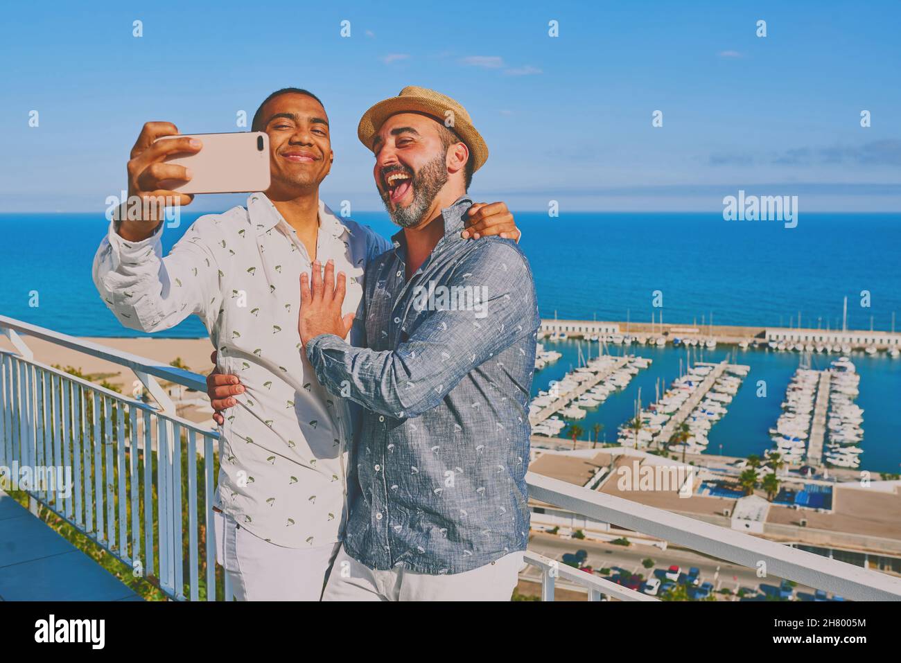 una coppia gay che usa un telefono cellulare Foto Stock