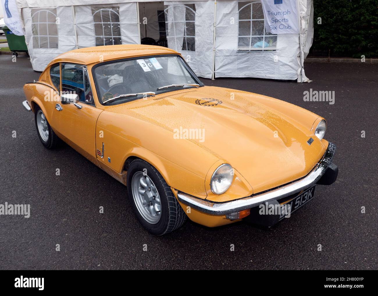 Vista frontale di tre quarti di un giallo, 1972, Triumph Spitfire Mk GT6 Mk3, in mostra al Silverstone Classic 2021 Foto Stock