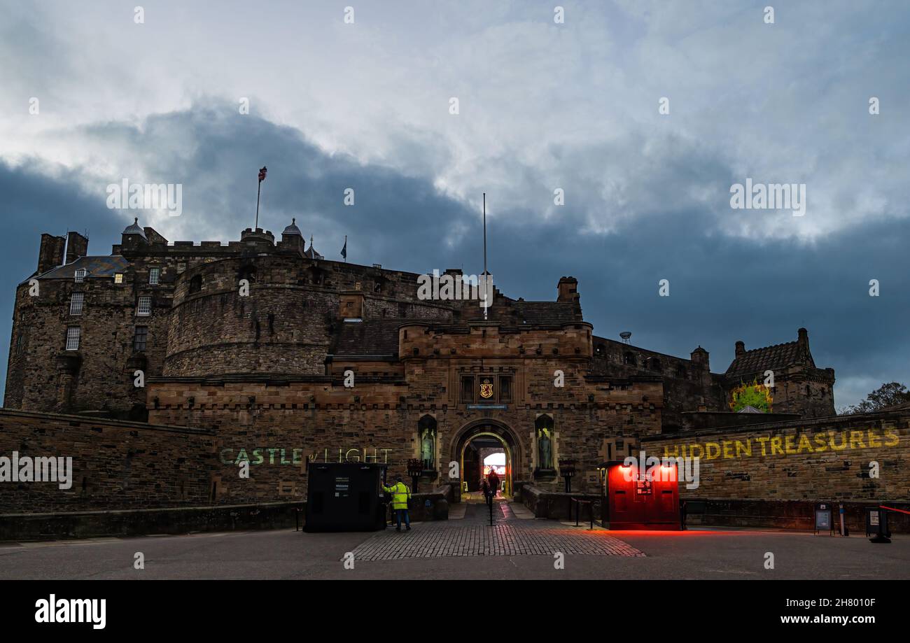 Castle of Light Show, Esplanade del Castello di Edimburgo al tramonto, Scozia, Regno Unito Foto Stock