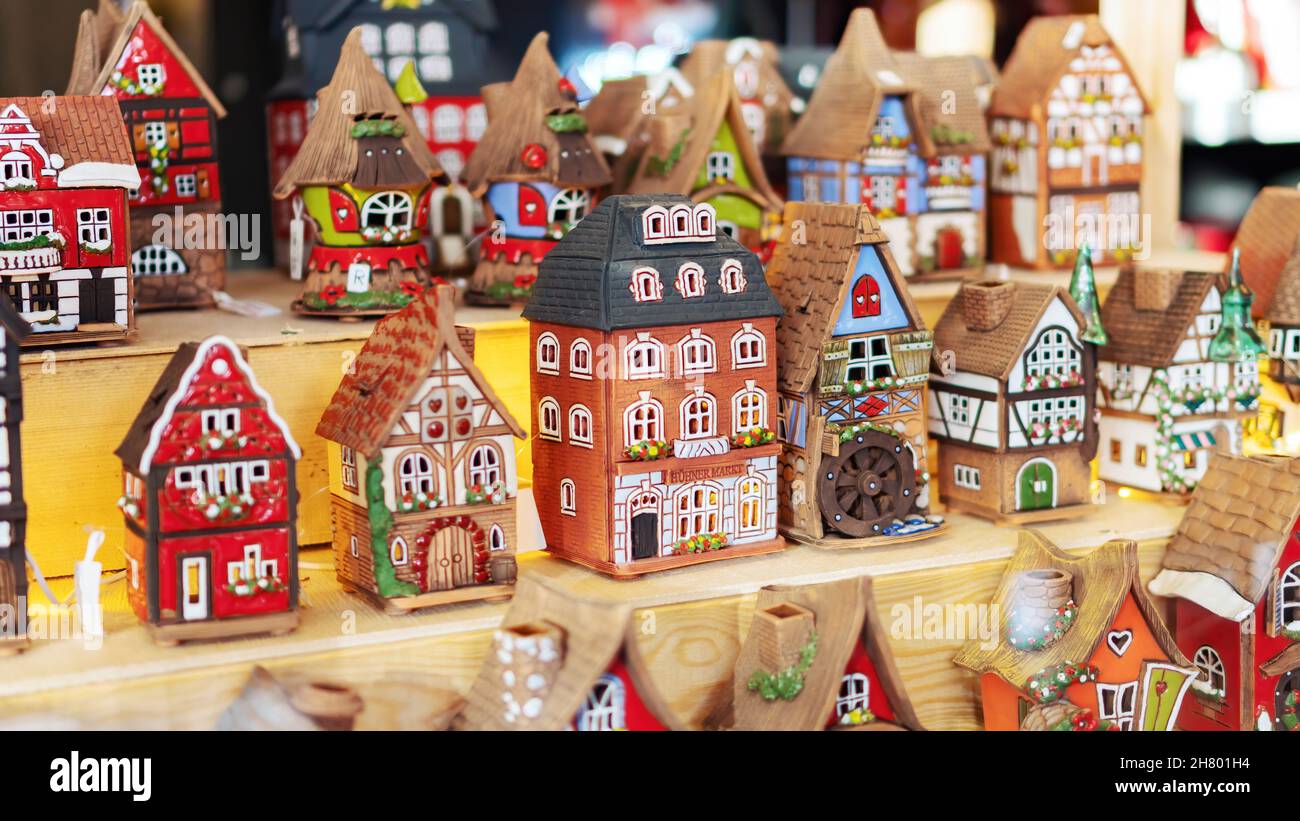 Vecchie case si posizionano su una mensola. Case medievali europee colorate in ceramica. Souvenir al mercatino di Natale. Giocattoli di strada della città vecchia. Foto Stock