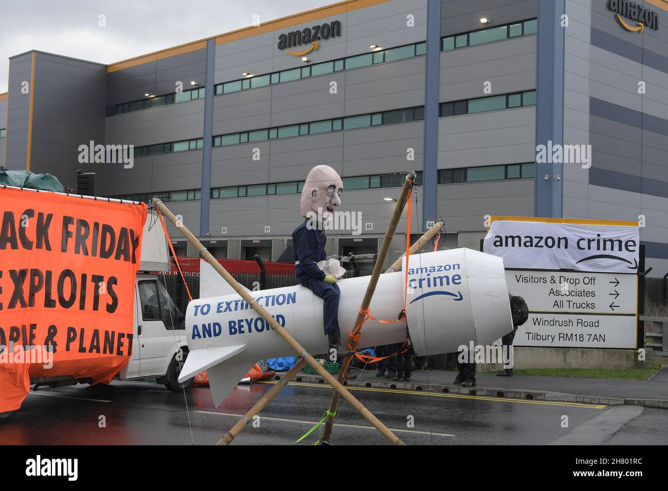 Tilbury Essex, Regno Unito. 26 novembre 2021. I membri della ribellione di estinzione bloccano il centro di distribuzione Amazon a Tilbury Essex il Black Friday. Credit: MARTIN DALTON/Alamy Live News Foto Stock