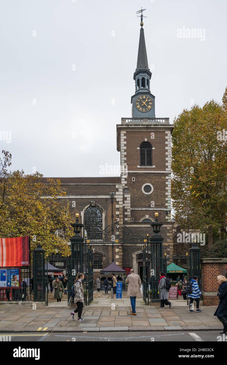 La gente acquista cibo al Piccadilly Market nel cortile sul lato nord della St. James's Church, Piccadilly, Londra, Inghilterra, Regno Unito Foto Stock