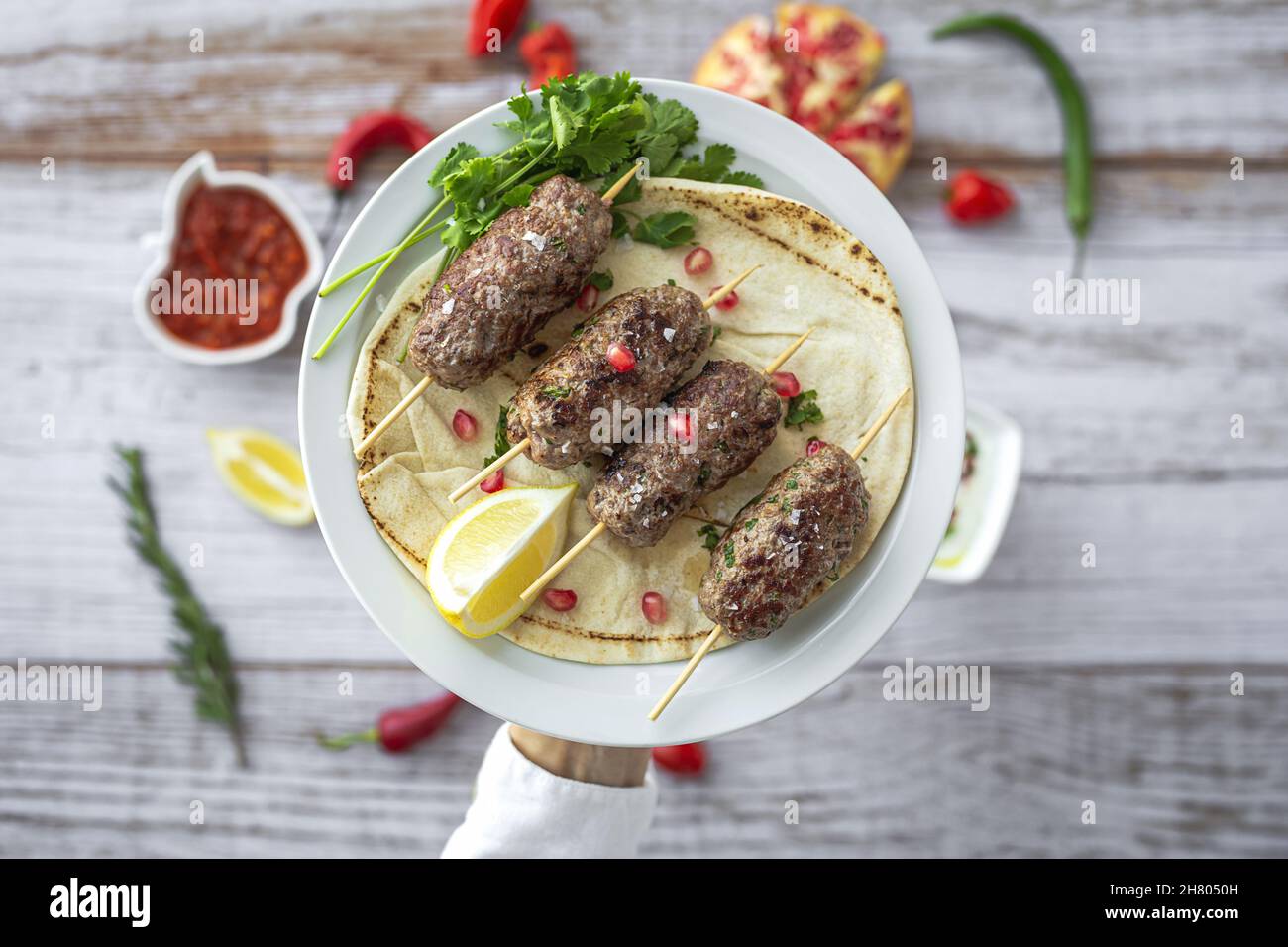Tradizionale kafta fatto in casa o kofta kebab di manzo e agnello con salsa di pomodoro e yogurt. Cucina tradizionale araba e turca. Halal cibo Foto Stock
