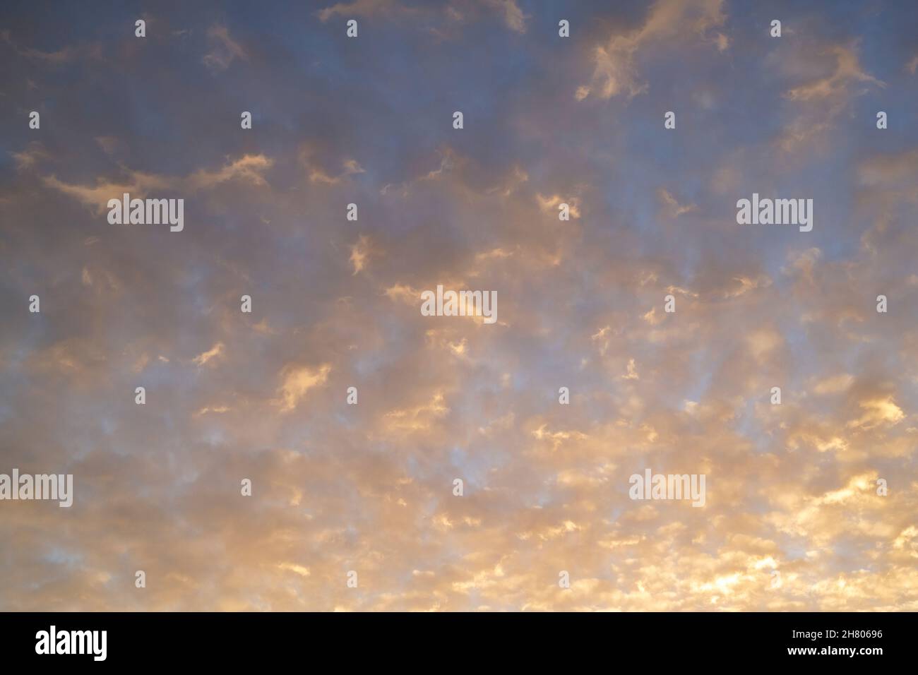 Nuvole all'alba in autunno. Oxfordshire, Inghilterra Foto Stock