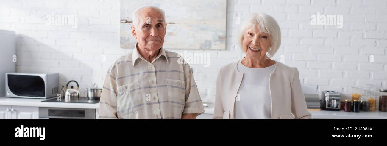 Persone anziane che guardano la macchina fotografica in casa di cura, banner Foto Stock