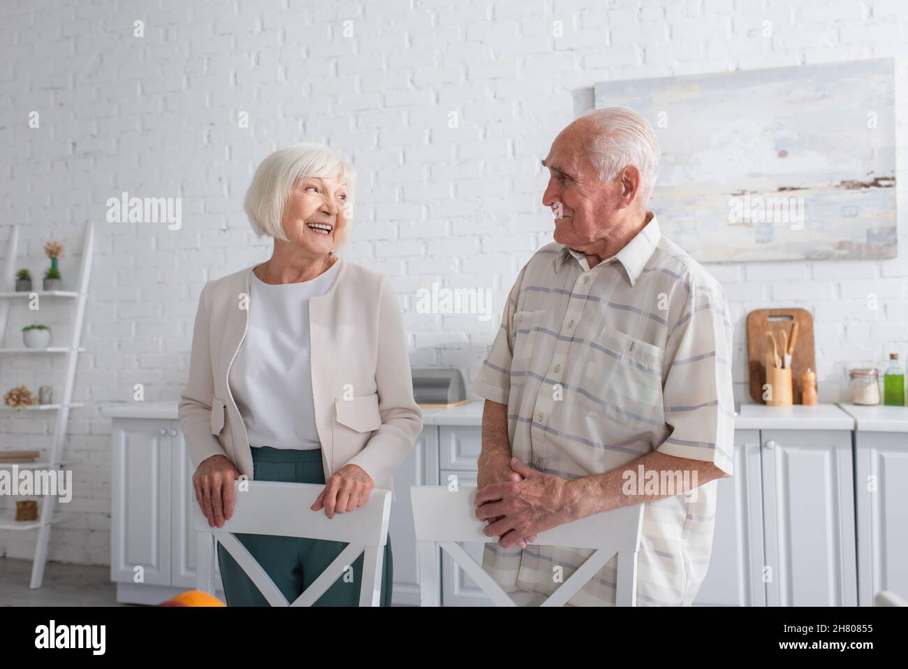 Persone anziane felici che si guardano a vicenda in casa di cura Foto Stock