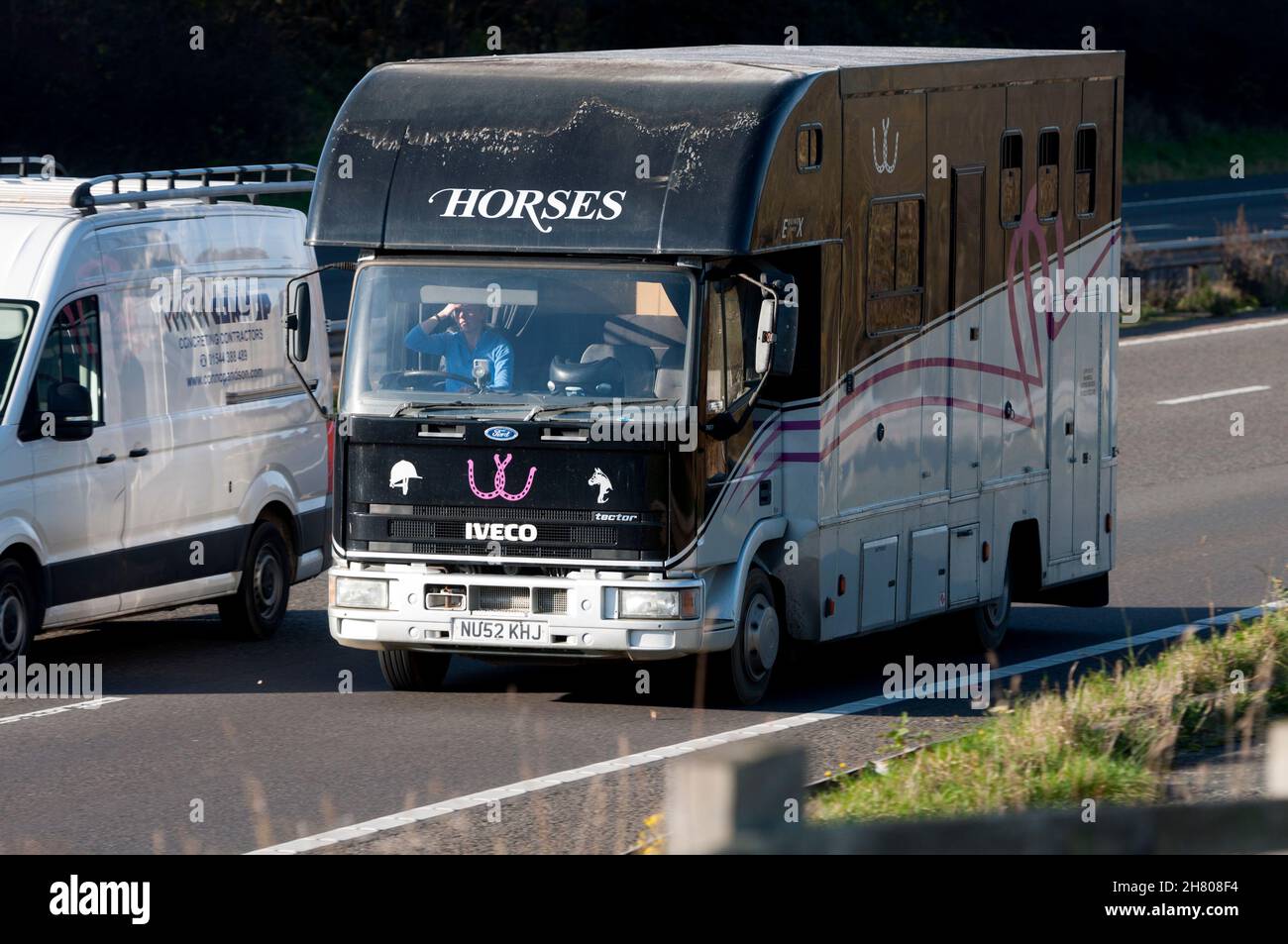 Iveco crine sull'autostrada M40, Warwickshire, Regno Unito Foto Stock