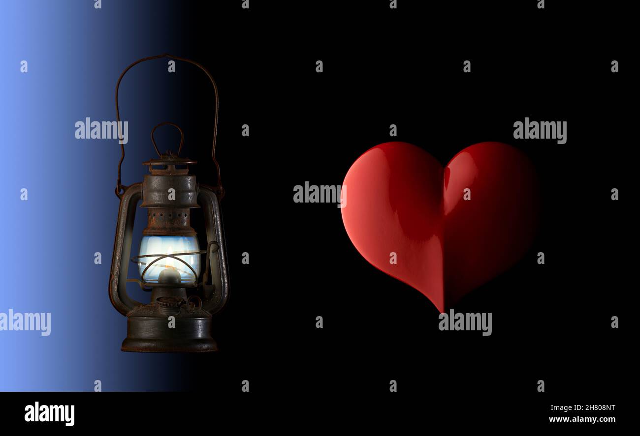 vecchia lanterna illumina il buio Foto Stock