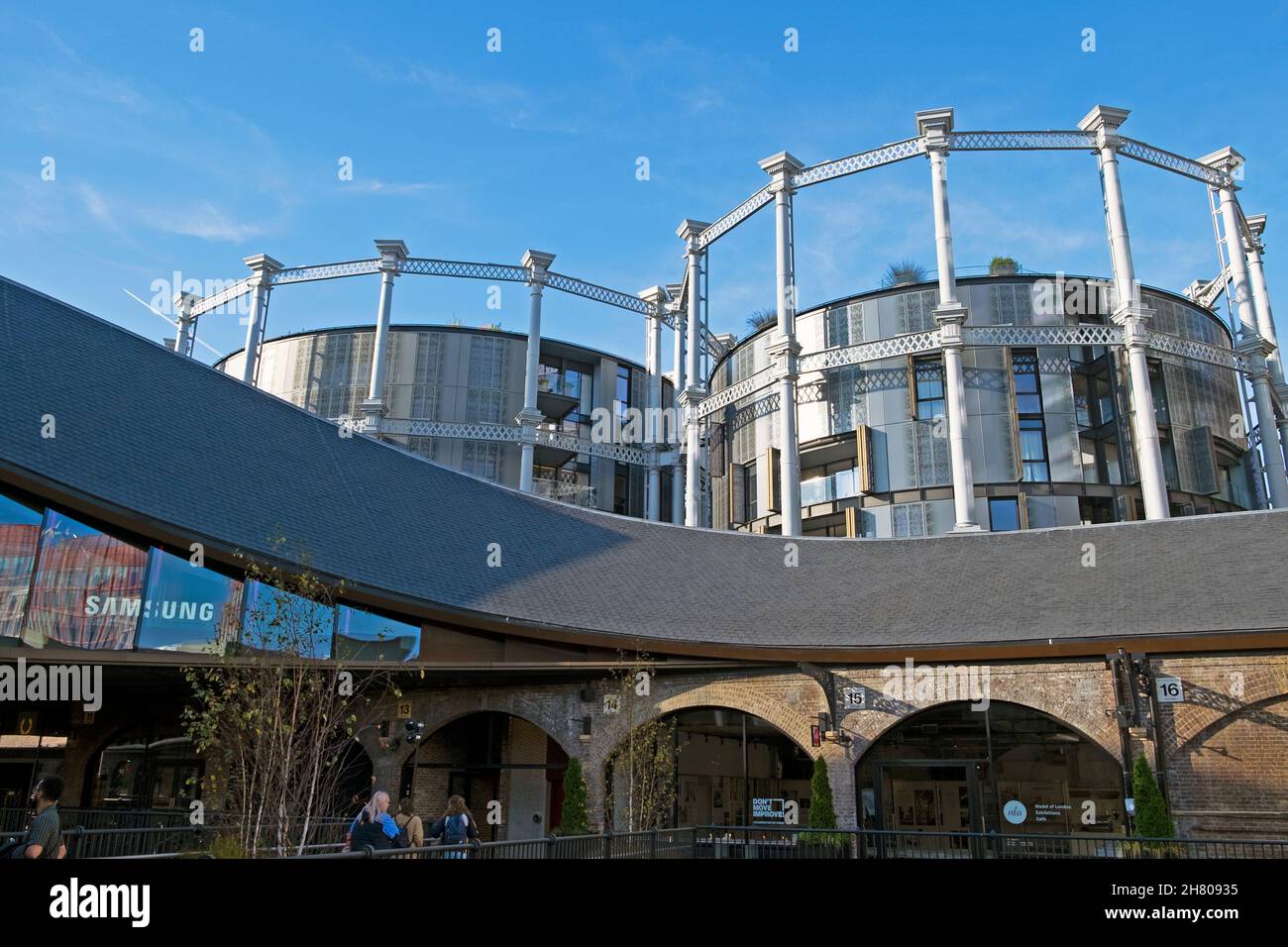 Vista degli appartamenti Gasholders edifici vicino al centro commerciale Coal Drops Yard vicino a Granary Square a Kings Cross Londra N1C Inghilterra UK KATHY DEWITT Foto Stock