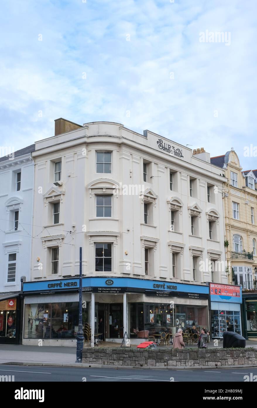 Vista esterna dell'ex negozio di abbigliamento Burtons Mens nella località balneare gallese di Llandudno. Foto Stock Vista esterna dell'ex negozio di abbigliamento Burtons Mens nella località balneare gallese di Llandudno. Foto Stock