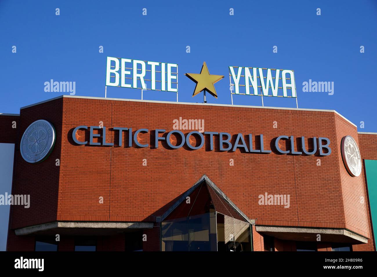 Un omaggio a Bertie Auld è esposto al Parco Celtico, prima del suo servizio funebre che si svolge oggi. Auld, uno degli eroi della European Cup Celtic, morì all'età di 83 anni il 14 novembre 2021. Il centrocampista ha segnato 85 gol in 283 apparizioni su due incantesimi per Celtic, il gioco più famoso del quale è stata la vittoria finale della Coppa europea 1967 contro Inter Milan a Lisbona. Data foto: Venerdì 26 novembre 2021. Vedi la storia del PA SOCCER Auld. Il credito fotografico dovrebbe essere: Andrew Milligan/PA Wire. RESTRIZIONI: L'uso è soggetto a restrizioni. Solo per uso editoriale, nessun uso commerciale senza previo consenso da parte di r Foto Stock