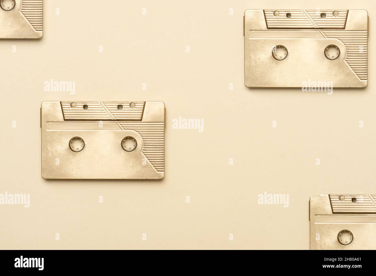 Vecchio nastro per audiocassette retro in oro su sfondo beige. Retro mixtape, 1980 canzoni pop e cassette di musica stereo Foto Stock