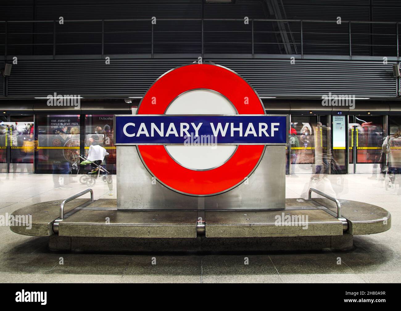 26 novembre 2021. Londra, Regno Unito. Un'esposizione multipla dei pendolari in attesa sul binario e salire sui treni alla stazione della metropolitana di Canary Wharf, Londra. Credit: Kieran Cleeves/EMPICS/Alamy Live News Foto Stock