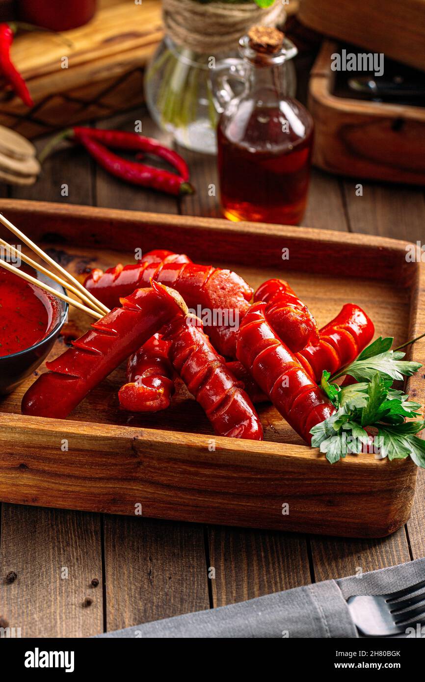 Bar antipasto birra caccia salsicce con salsa Foto Stock