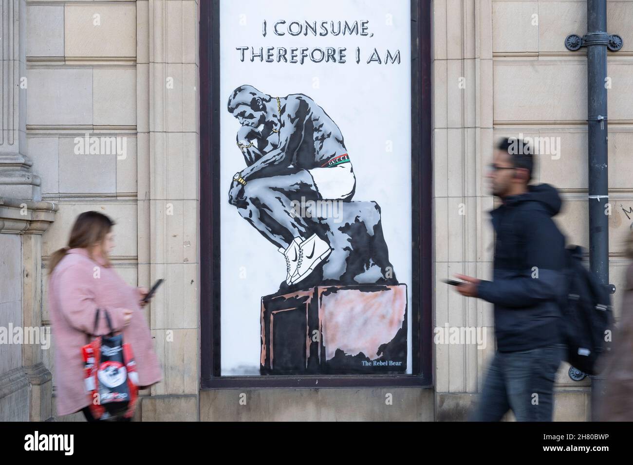 Edimburgo, Scozia, Regno Unito. 26 novembre 2021. Il giorno di apertura delle vendite del Black Friday la nuova Street art di Rebel Bear è apparsa nel centro di Edimburgo. L’arte di strada con il messaggio “consumo quindi sono” sembra mimare l’importanza della moderna cultura del consumismo. Iain Masterton/Alamy Live News. Foto Stock