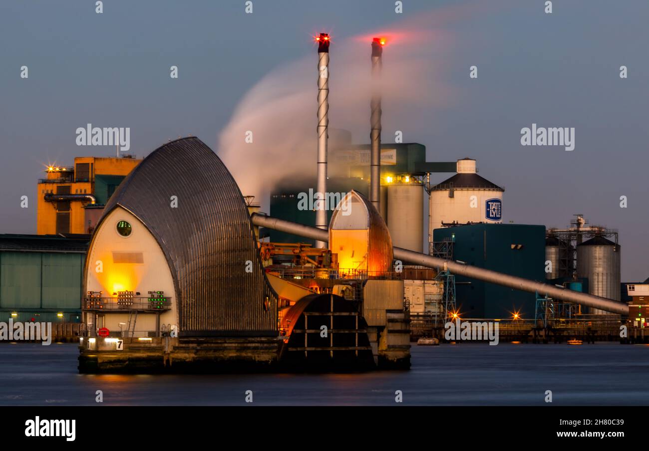 Vista serale di una delle case a motore Thames Barrier con zuccherificio sullo sfondo, il Tamigi, Londra Foto Stock