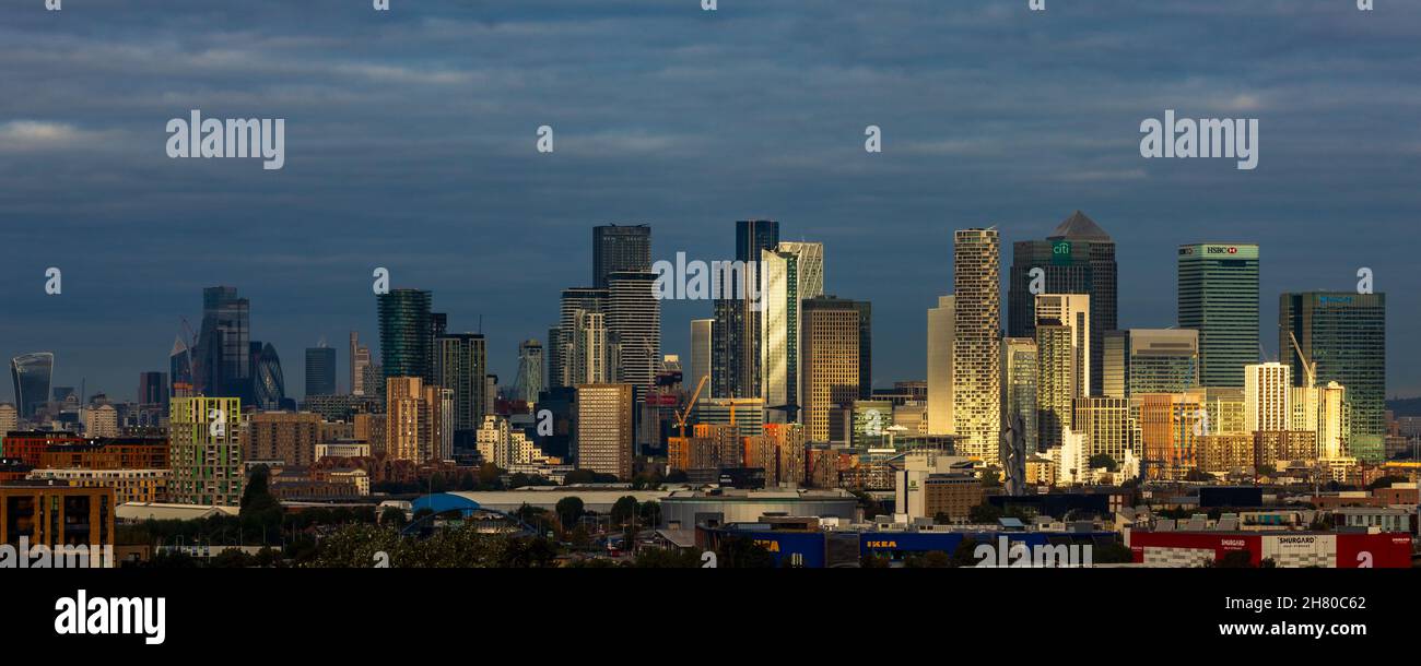 Vista panoramica degli edifici di Canary Wharf dal lato sud del Tamigi, Londra Foto Stock