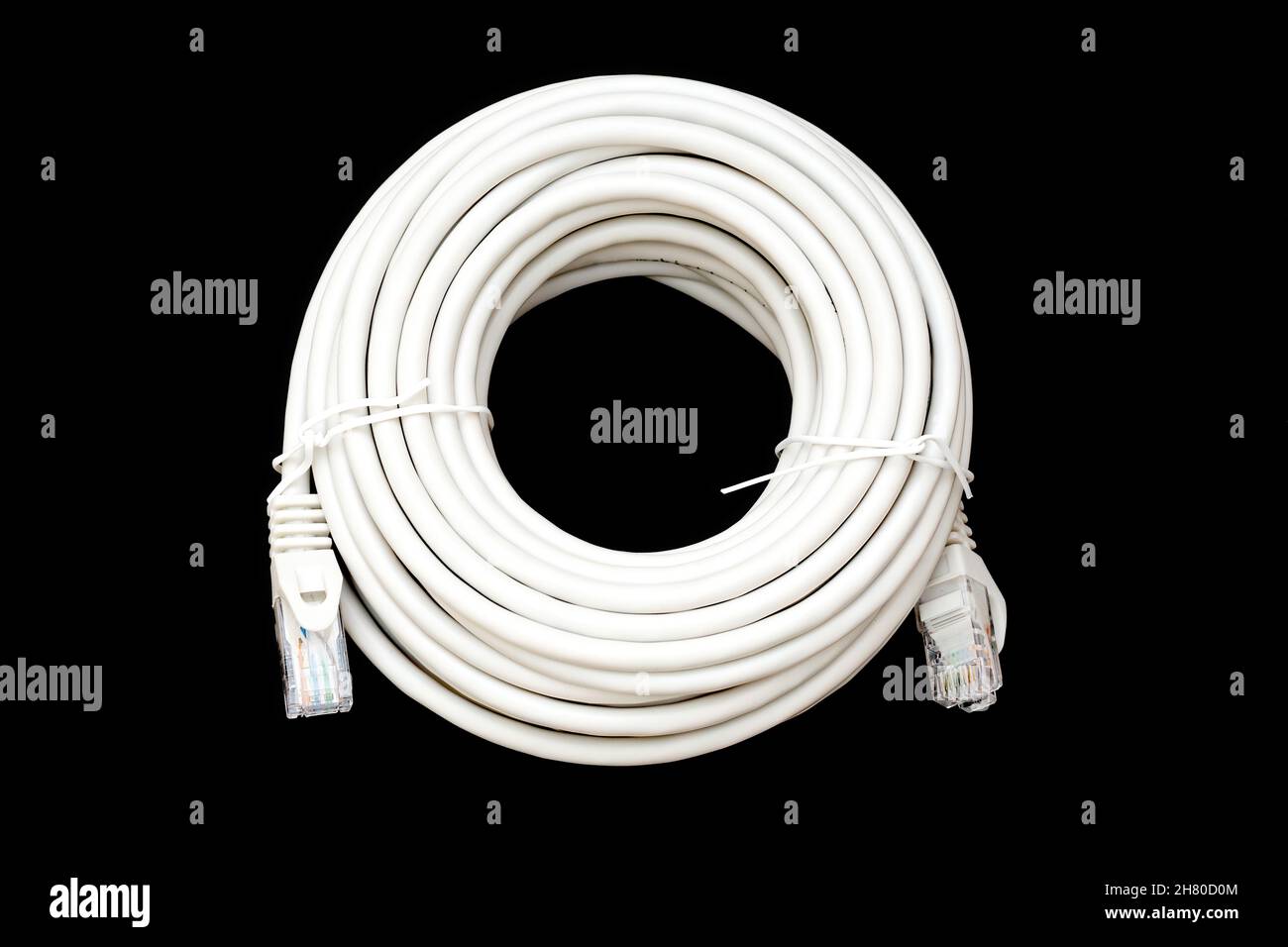 Rotolo di cavo Internet patch ethernet isolato su nero. Foto Stock