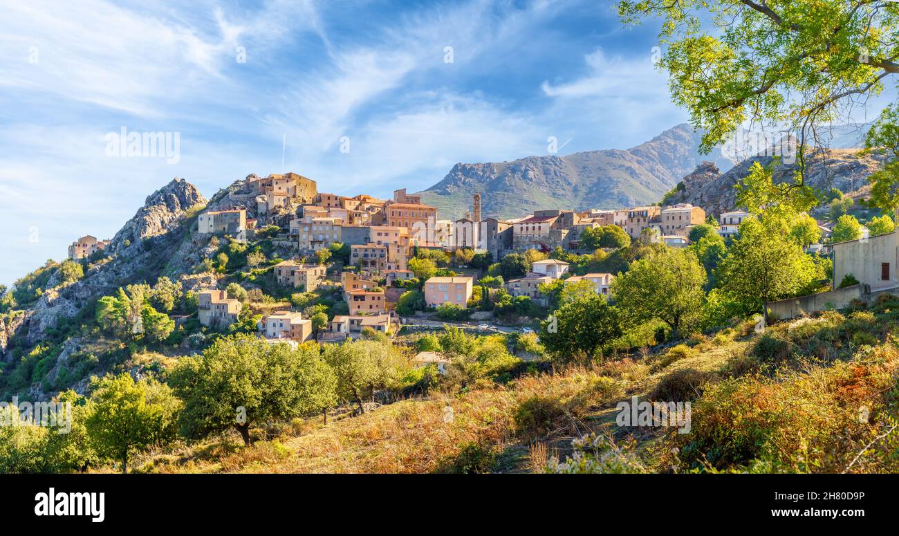 Paesaggio con Speloncato villaggio in Corsica, francese Foto Stock