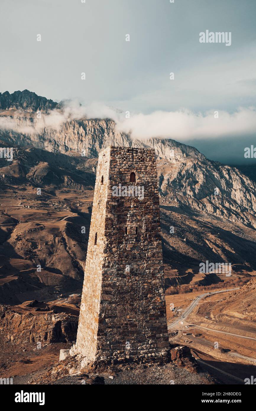 Colpo verticale di torre di pietra nelle montagne caucasiche. Ossezia settentrionale Alania , Russia. Concetto di diversità culturale. Viaggi e turismo Foto Stock