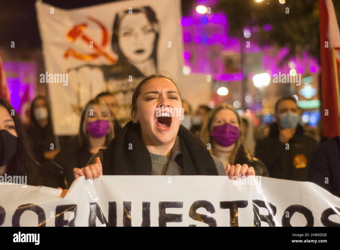 Madrid, Spagna. 25 Nov 2021. Centinaia di persone, per lo più donne, sono scese in piazza questo pomeriggio in molte parti della Comunità di Madrid per manifestare contro la violenza sessuale in occasione della commemorazione della Giornata internazionale per l'eliminazione della violenza contro le donne. (Foto di Alberto Sibaja/Pacific Press) Credit: Pacific Press Media Production Corp./Alamy Live News Foto Stock