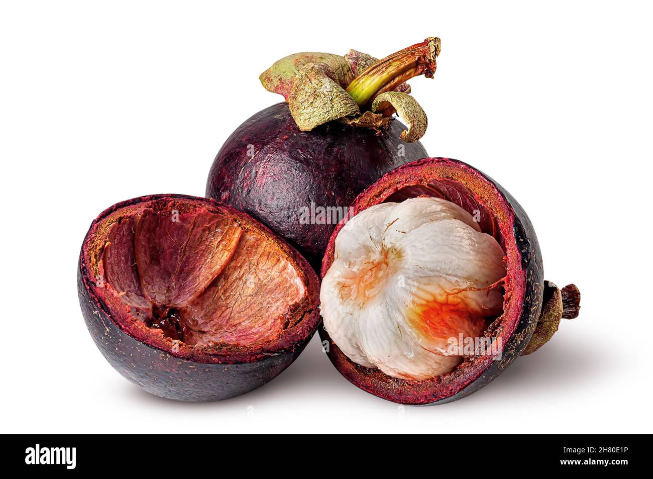 Mangosten intero e aperto con conchiglie isolate su sfondo bianco Foto Stock