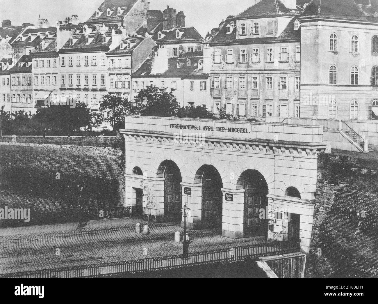 AUSTRIA. Vecchia porta a Vienna, ca.1859 1935 foto stampa vintage Foto Stock