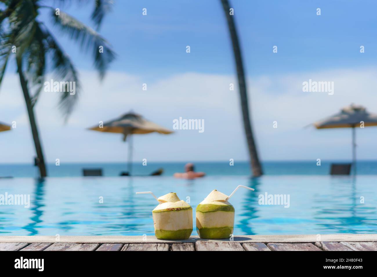 Estate, Viaggi, vacanze e concetto di vacanza - Tropical cocco fresco cocktail con piscina e della spiaggia in oceano, Phuket ,Thailandia Foto Stock