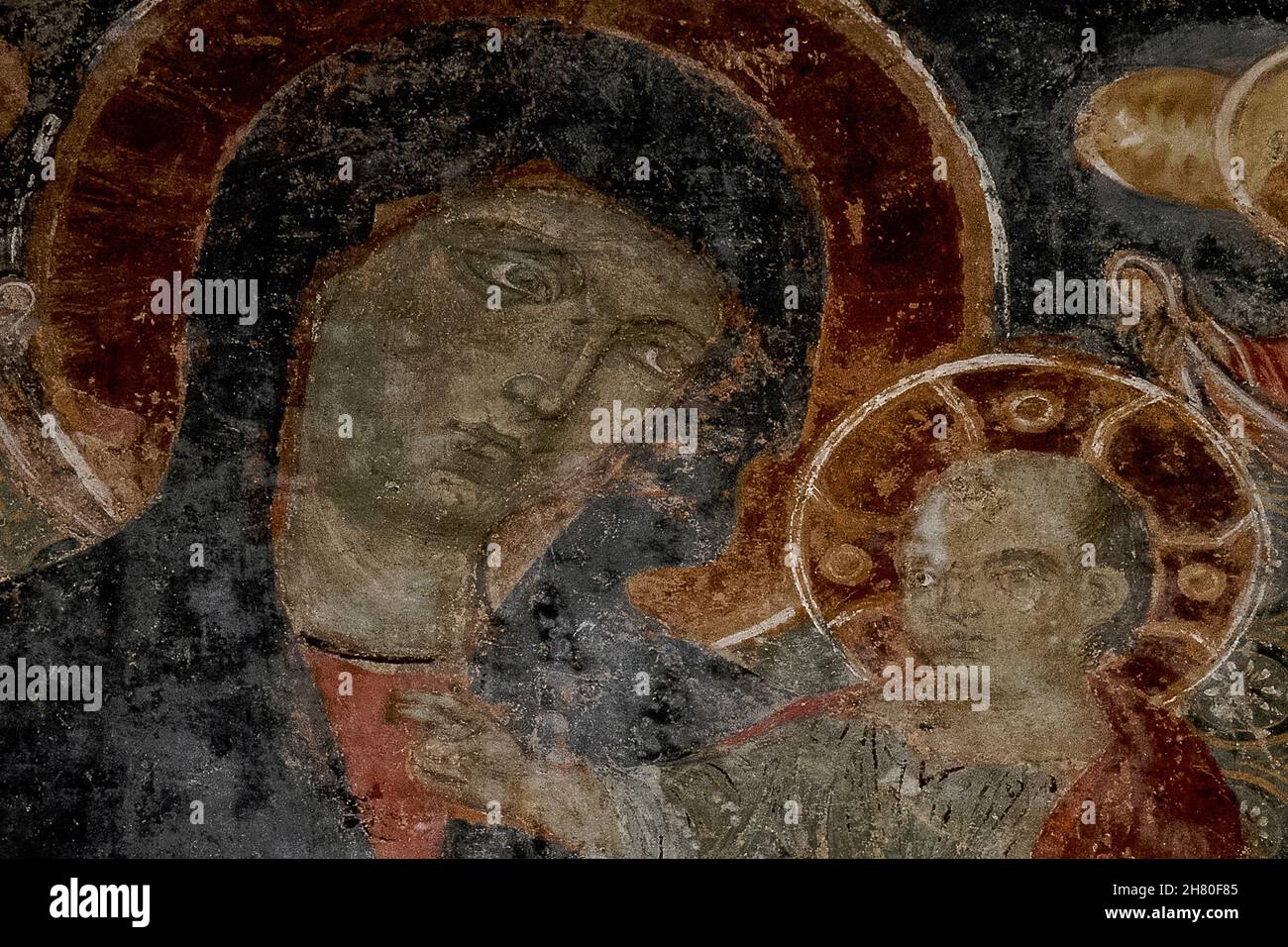 Dettaglio dell'affresco tardomedievale della Vergine con bambino in una delle chiese più antiche di Lucca, Toscana, Italia, la Chiesa San Frediano, una basilica romanica costruita tra il 1112 e il 1147. Foto Stock