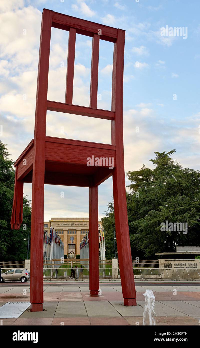 Scultura in legno della sedia rotta - simbolo di opposizione all'uso delle mine antiuomo - nella piazza di fronte alla sede delle Nazioni Unite a Ginevra Foto Stock