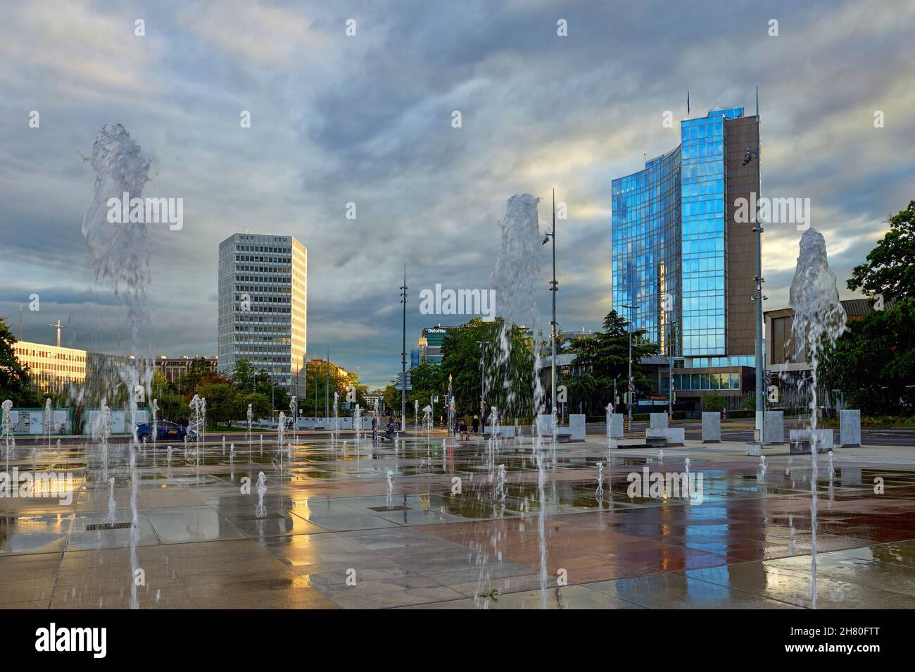 Piazza con fontane di fronte al quartier generale delle Nazioni Unite a Ginevra Foto Stock