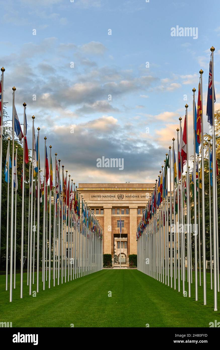 Passaggio con bandiere nel parco della sede delle Nazioni Unite a Ginevra Foto Stock