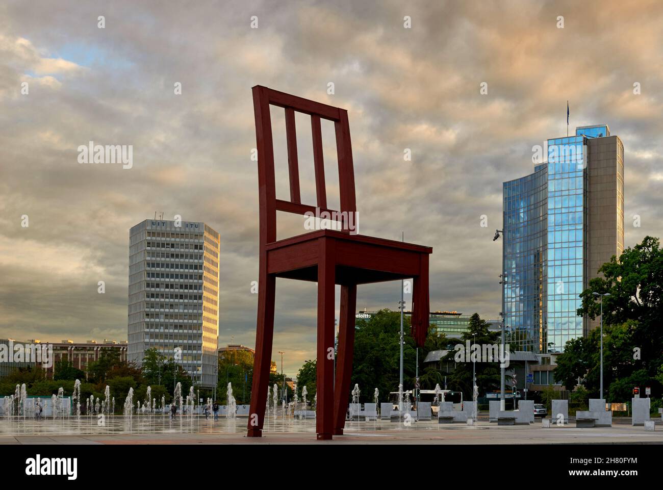 Scultura in legno della sedia rotta - simbolo di opposizione all'uso delle mine antiuomo - nella piazza di fronte alla sede delle Nazioni Unite a Ginevra Foto Stock