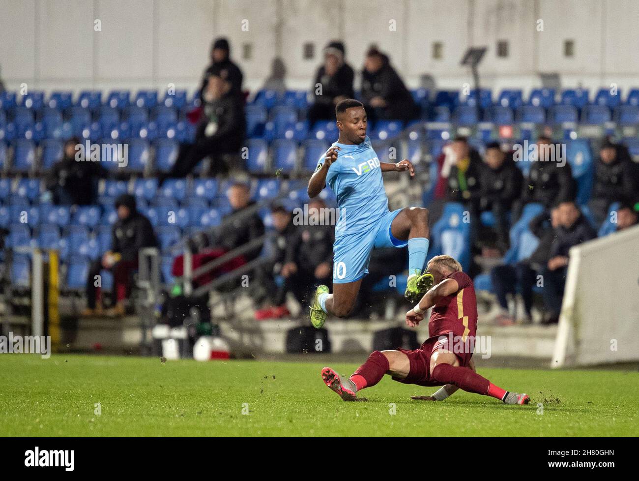 Randers, Danimarca. 25 Nov 2021. Tosin Kehinde (10) del Randers FC visto durante la partita della UEFA Europa Conference League tra il Randers FC e il cfr Cluj al Parco Cepheus di Randers. (Photo Credit: Gonzales Photo/Alamy Live News Foto Stock