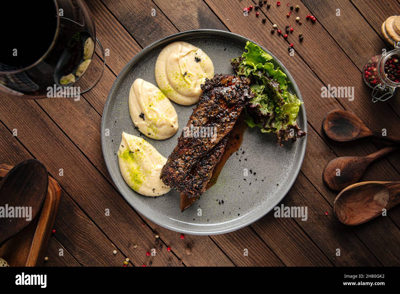 Bistecca di pepe di manzo con purea di sedano Foto Stock